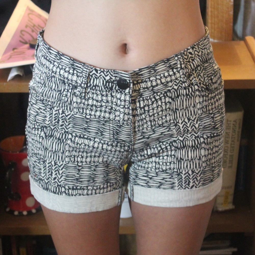 ❤️free with bundle❤️ BDG Printed Alexa Mid-Rise Denim Short